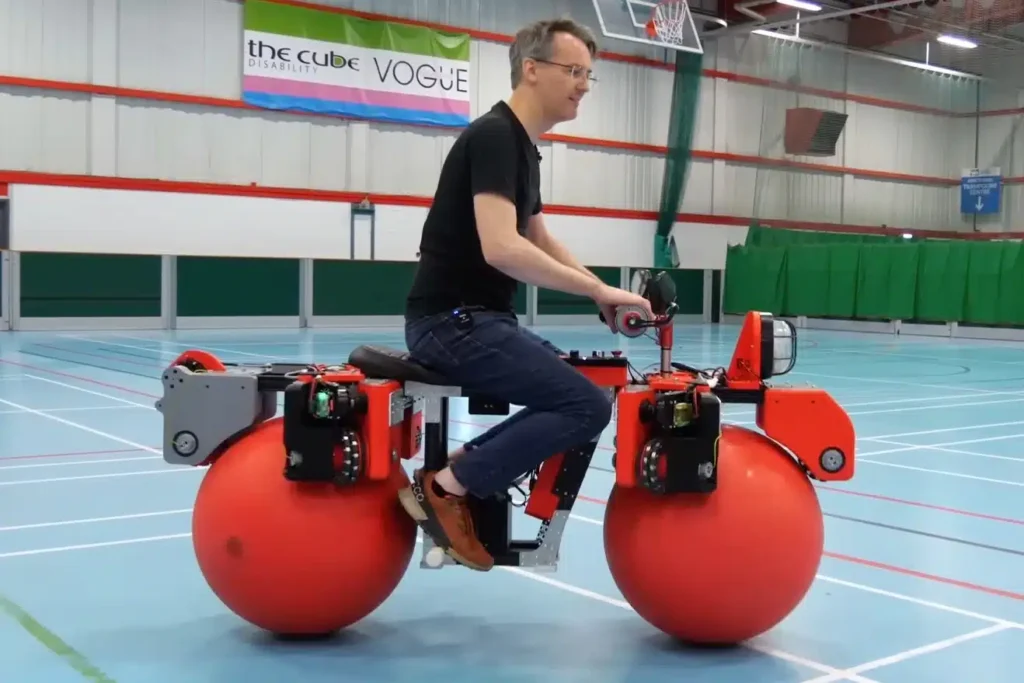 Une Moto Révolutionnaire : Des Boules à la Place des Roues !