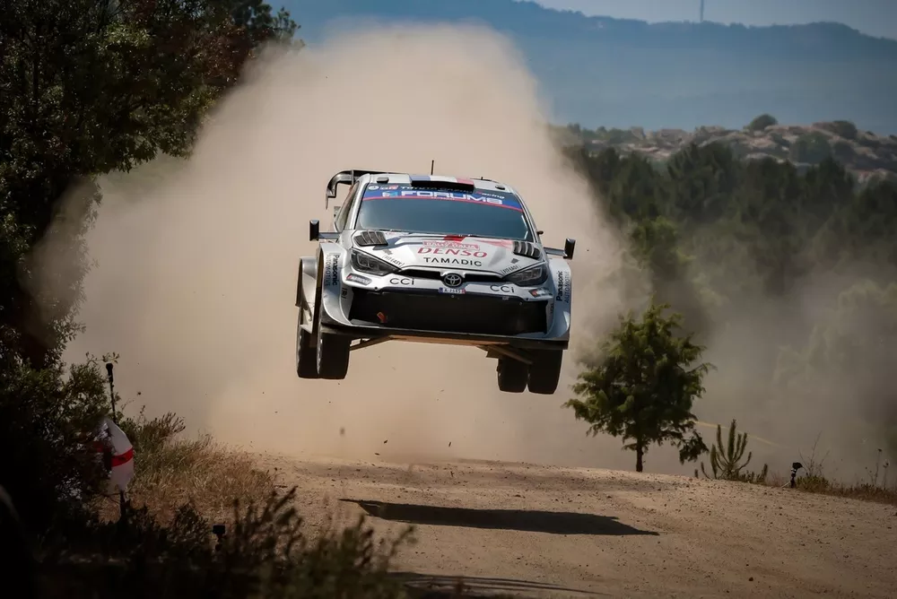 Sébastien Ogier impérial en Sardaigne malgré la pression
